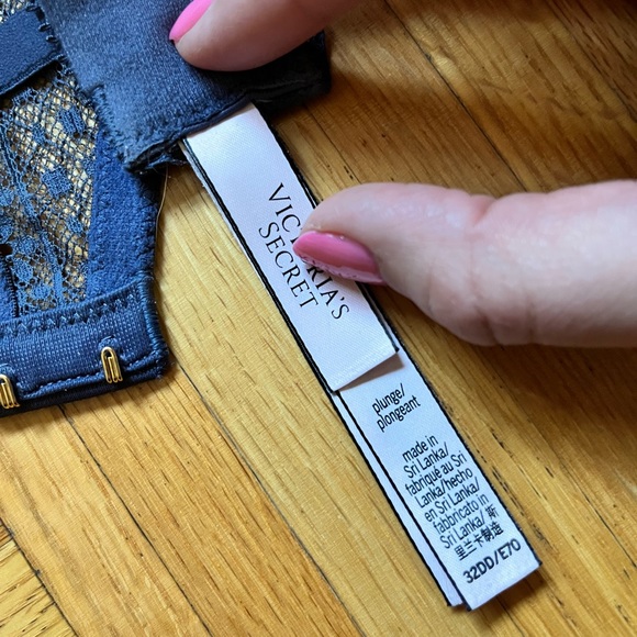 VS *adorable * lace detail plunge 32 DD - Picture 2 of 5